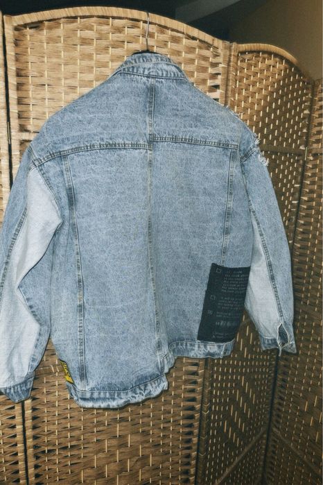 Джинсовая куртка с принтами.