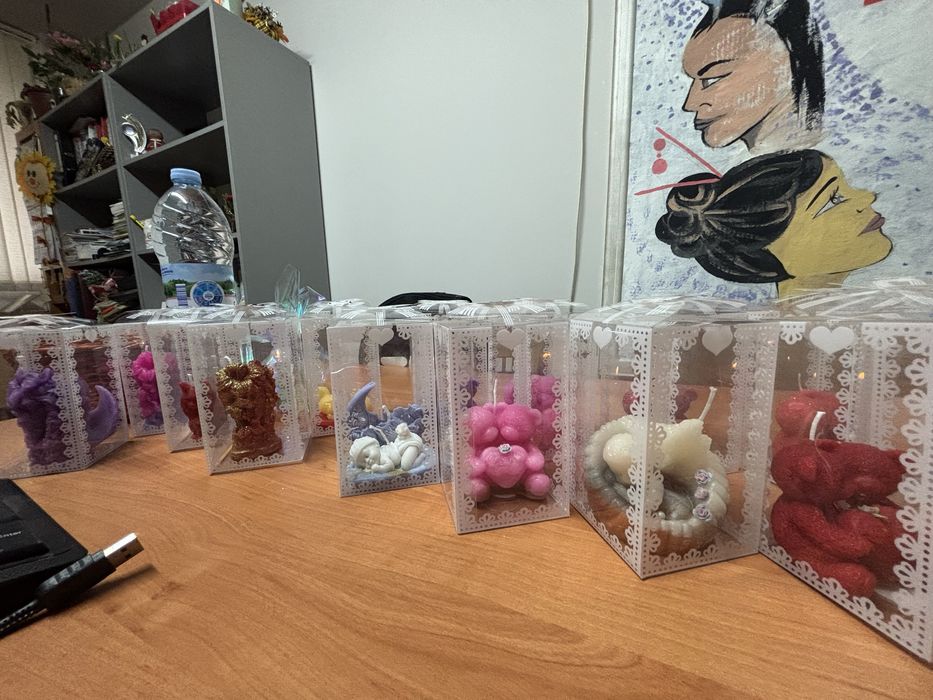 Ръчно изработени свещи в подаръчни кутии , подходящи за всички поводи!