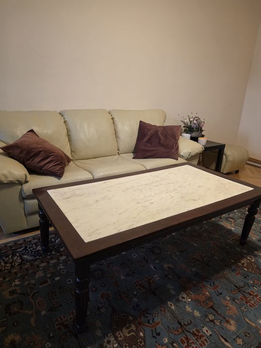 Продавам комплект диван с две табуретки и масивна холна маса