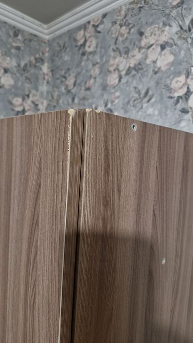 Шкаф и кровать с матрацем.