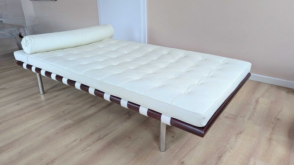 Canapea stil Barcelona Day Bed de Mies van der Rohe pentru Knoll
