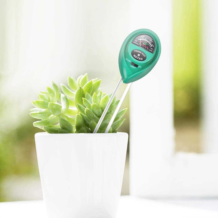 Устройство на контрол на почвата, осветеността и влагата в градината