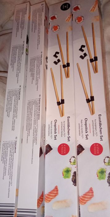 Chopstick Set sigilat nou nefolosit un set are 4 perechi betisoare pentru mancat / chopsticks din bambus cu 4 elemente ajutatoare pentru incepatori