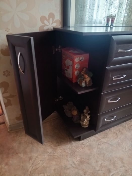 Камод среднего размера