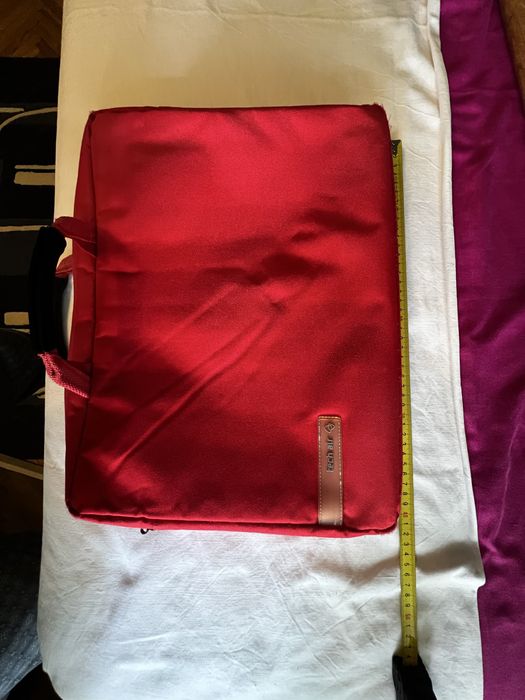 Vând  geanta laptop  17 roșie .