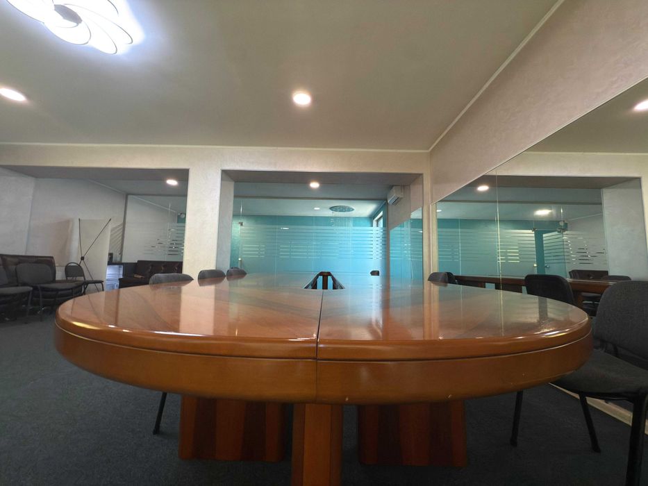 Стол для совещаний / кабинет руководителя — массив дерева, 6 м x 2,5 м