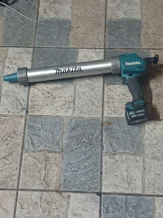 Pistol de silicon MAKITA că și nou