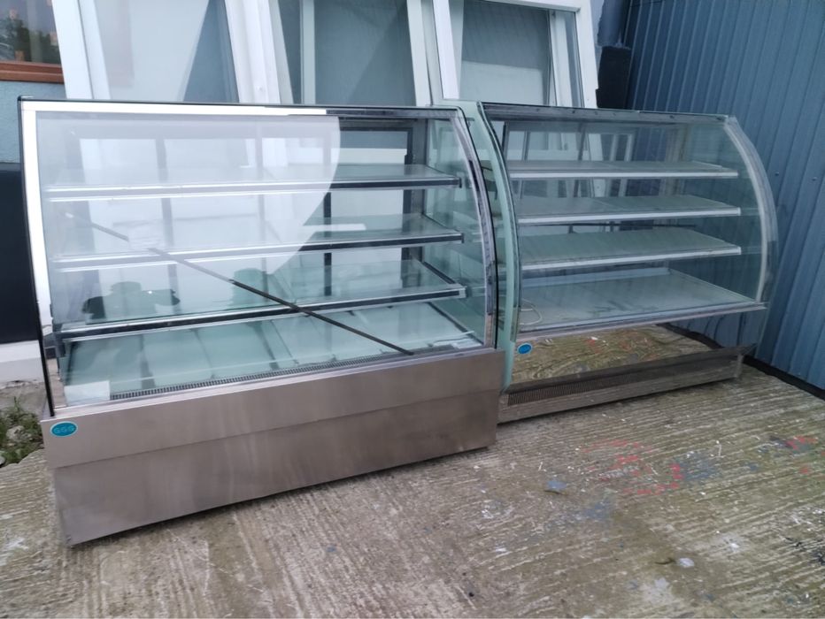 Vând vitrine pentru cofetarie sau carmangerie
