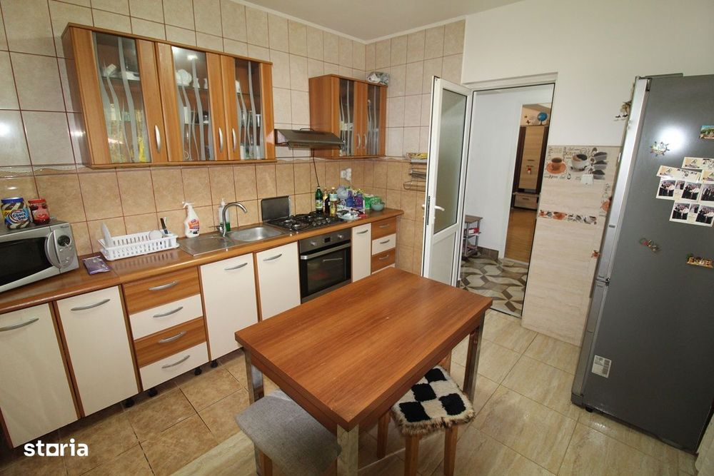 Vând casă P+E+M în Govăjdia, la 14km de Hunedoara, teren 1100mp, garaj