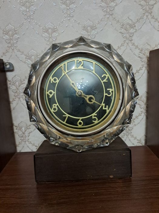 Продам часы настольные МАЯК и  ЯНТАРЬ