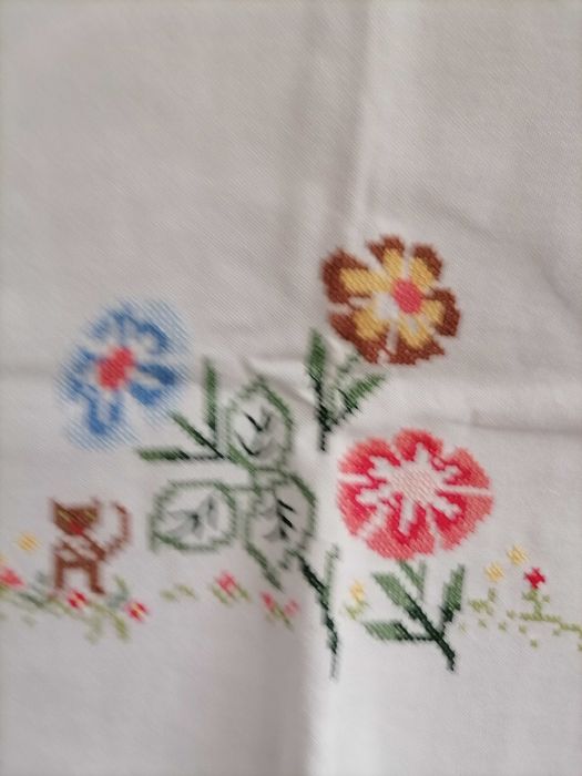 Гръцко каре бродирано с четири салфетки