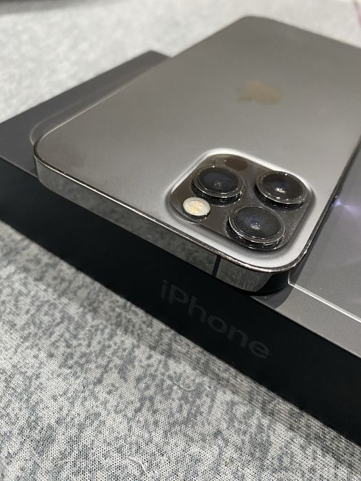 iPhone 12 Pro 128GB много запазен с кутия и зарядно.