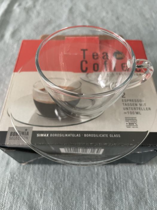 Чаши за чай и кафе с подло на чинийка