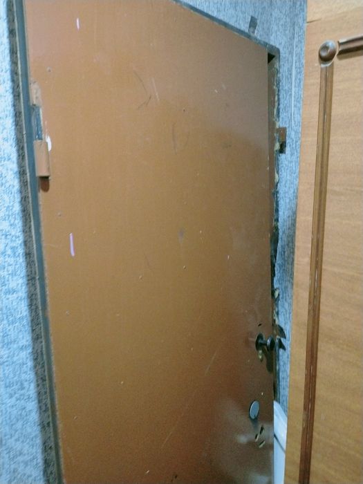 Железная дверь правосторонняя