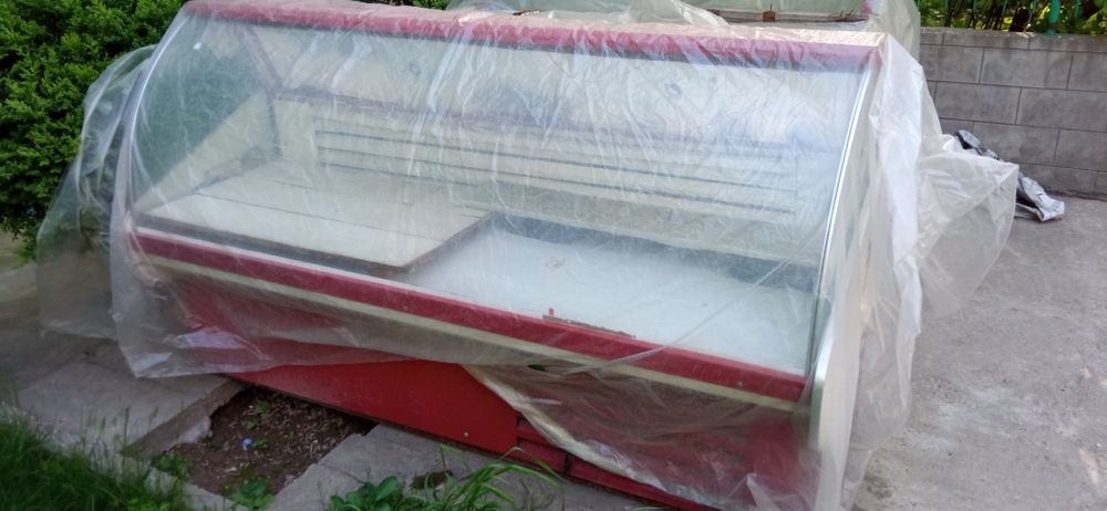 Продаю холодильник витринный