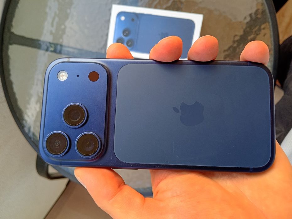 Iphone 17 pro blue