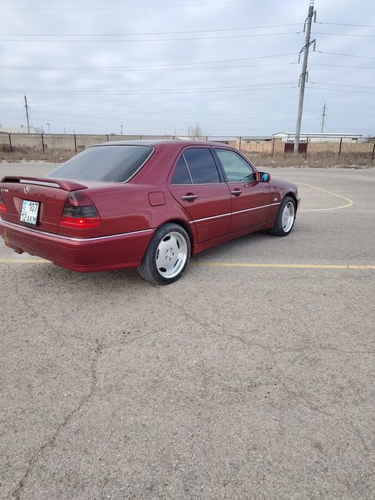 Автомобиль мерседес