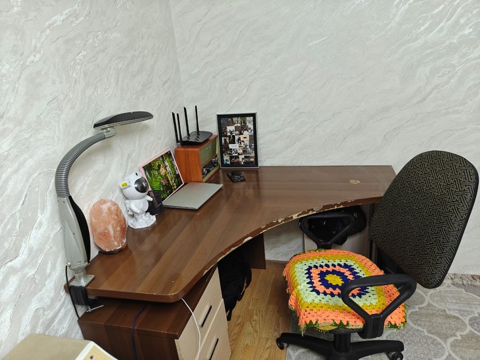 Продам компьютерный столик.