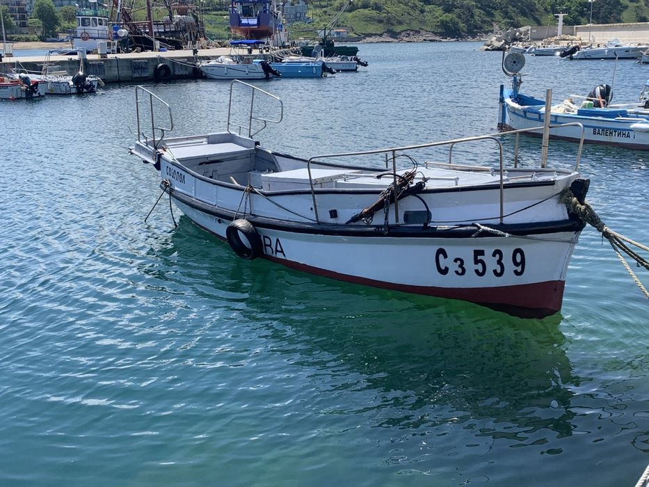 Рибарска пластмасова лодка