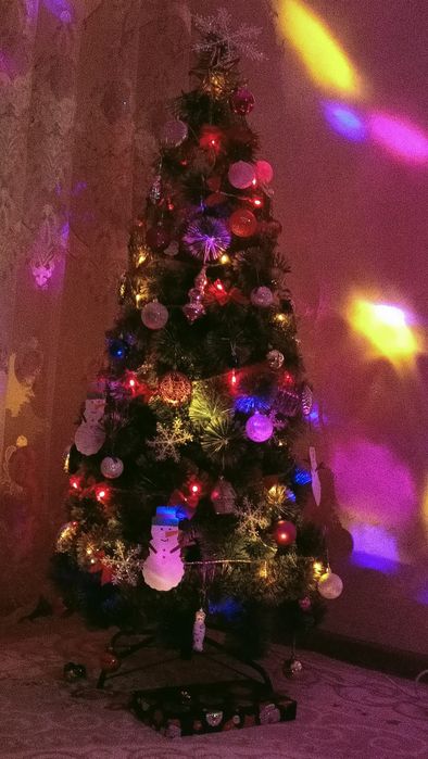 Продам новогоднюю Ёлку + игрушки и гирлянда