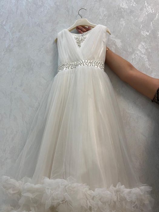 Платье нарядное белое