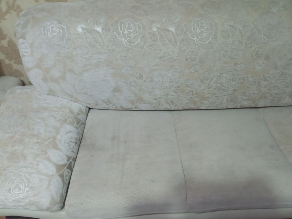 Два дивана бежевого цвета