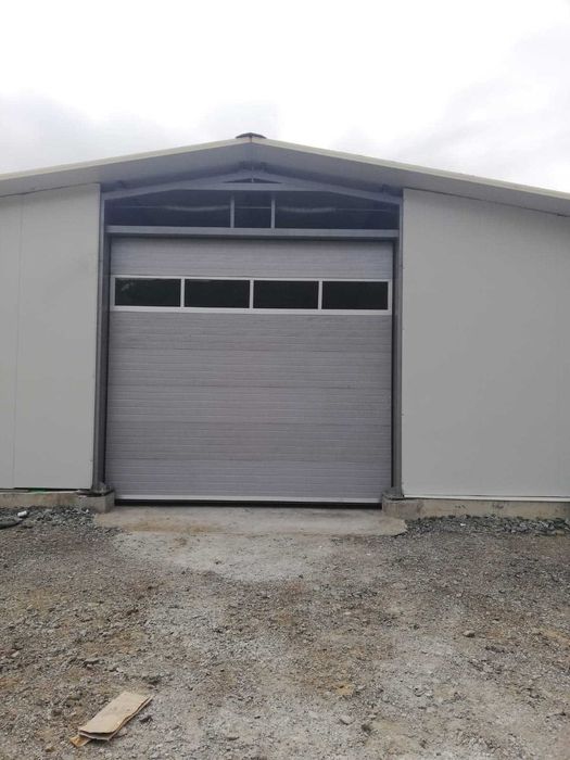 Usi de garaj cu panou vitrat