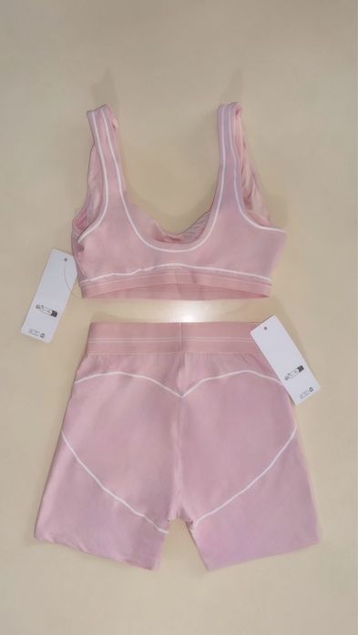Set Alo Yoga roz pudrat – bustieră + biker shorts