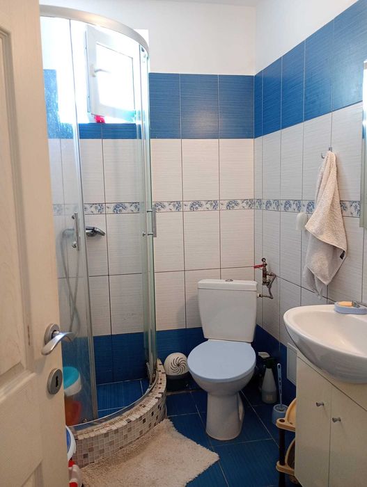 De vânzare apartament cu 3 camere, curte proprie de 110 mp și loc de parcare