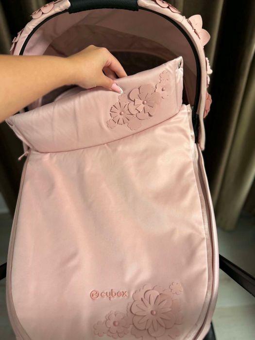 !!!9000 lei!!! Vand carucior Cybex Simply Flowers Pink 3 in 1 !