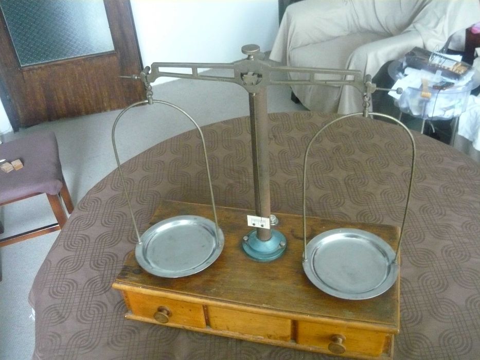 Продавам механична везна с метална конструкция