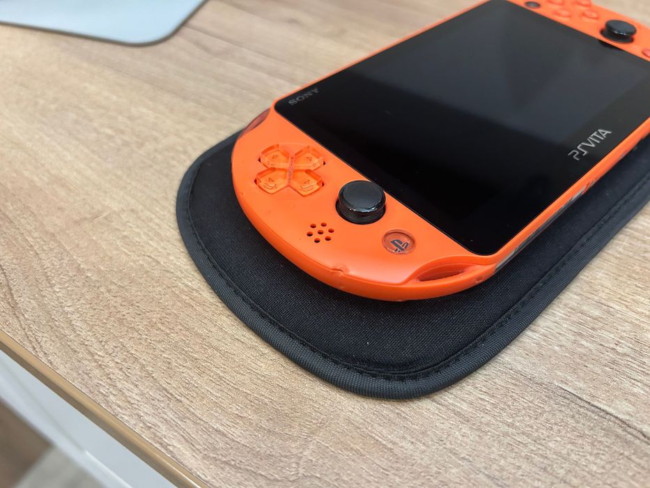 Sony PS Vita modat + jocuri