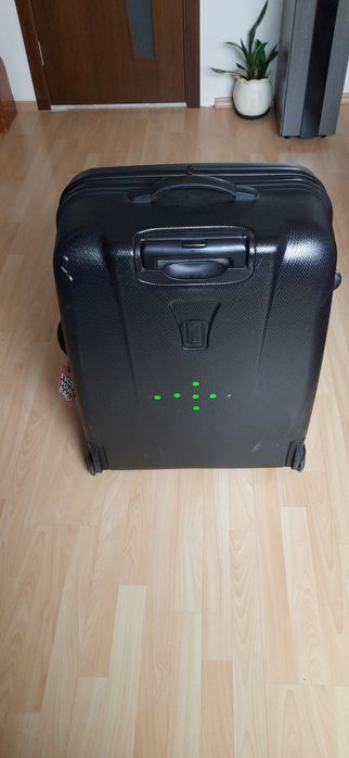 Куфар черен твърд