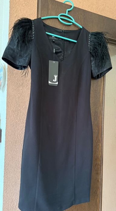 Черна рокля с пера Юнона