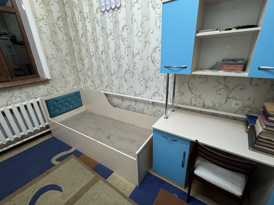 Две кровати и два шкафа с рабочими столами