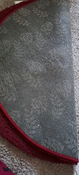 Covoraș oval ,visiniu