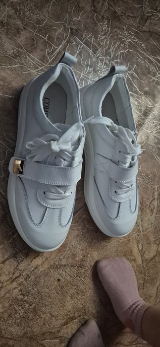 Кроссовки женские