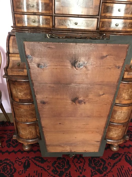 Oglindā Empire deosebitā