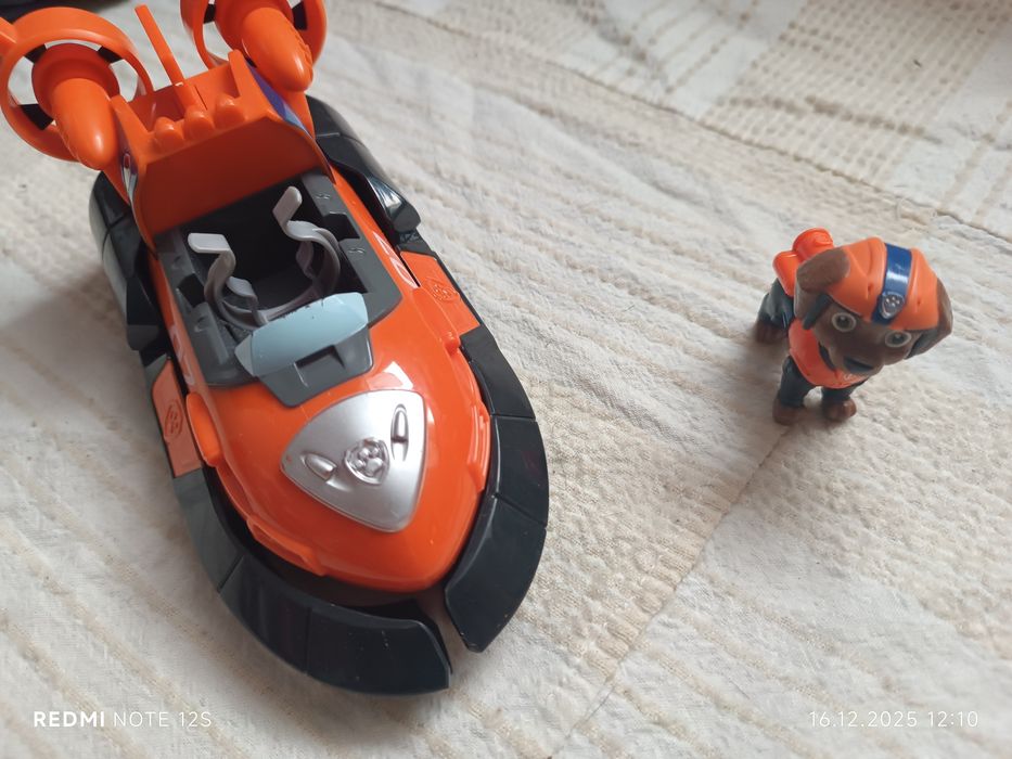 Figurina și barca Zuma Patrula Catelusilor