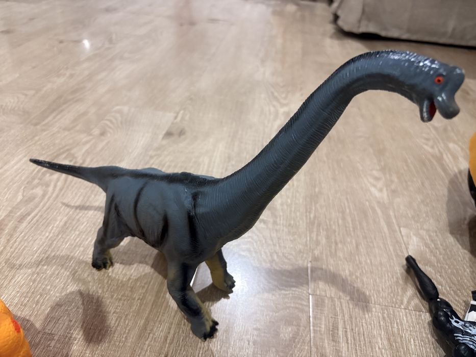 Dinozauri de dimensiune mare.