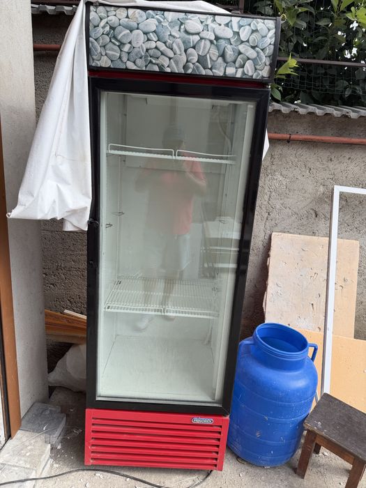 Două vitrine frigorifice