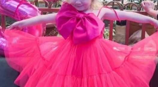 Платье на 4-6 лет ,длина регулируется,пышное,малиновый цветт