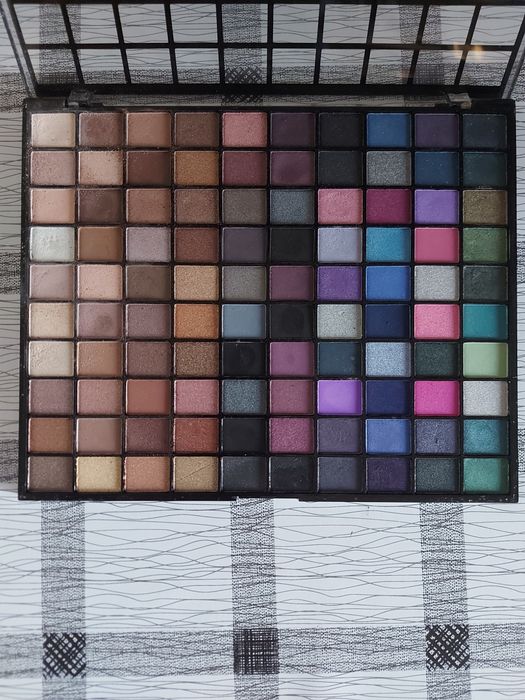 Продаю палитру теней. Возможен обмен