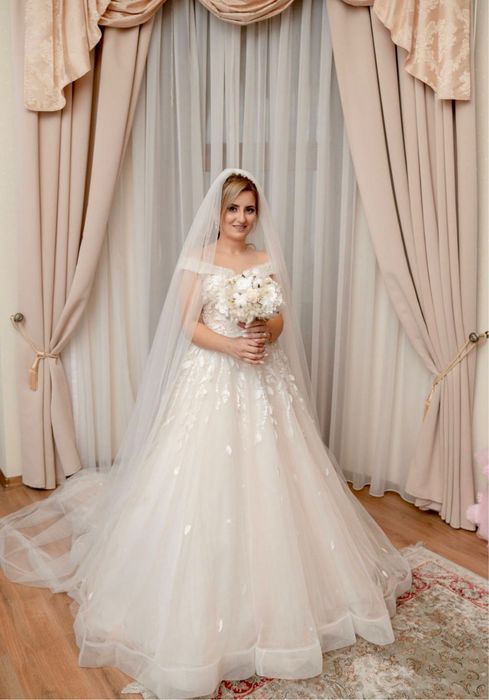 Vand rochie de mireasa model deosebit, S-M