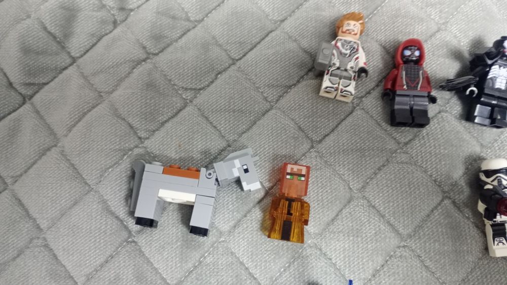 Продам  Лего фигурки 2700