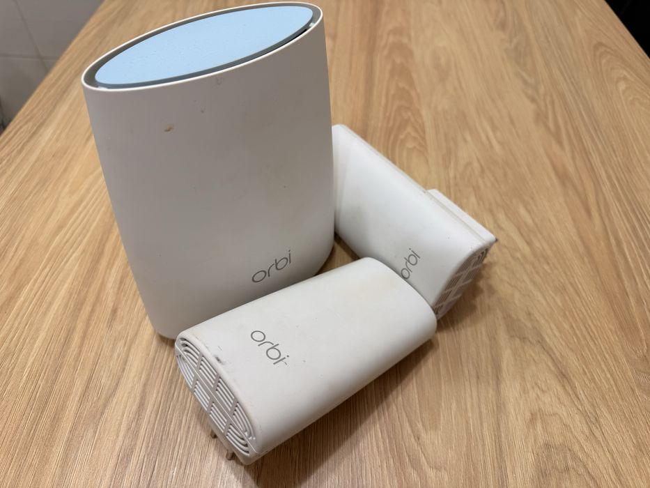 Vand router Orbi RBR 40 cu 2 sateliti