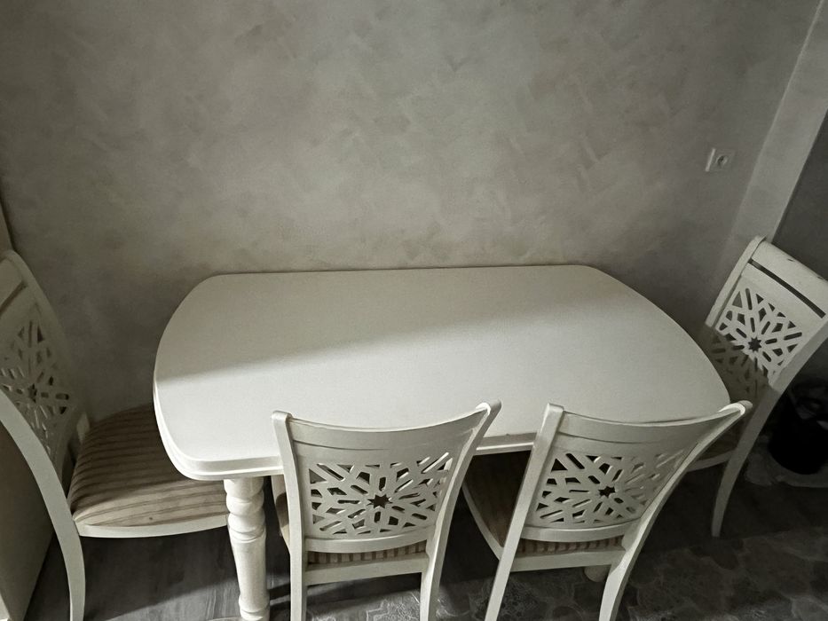 Стол с 4 стульями б/у