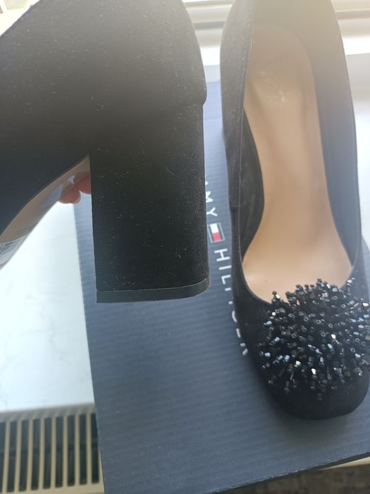 Pantofi Bata negri cu detaliu deosebit