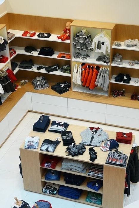 по вашему заказу изготовим мебельный витрину, стеллаж, ресепшн