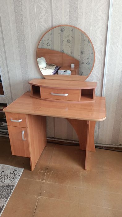 Продам туалетный столик